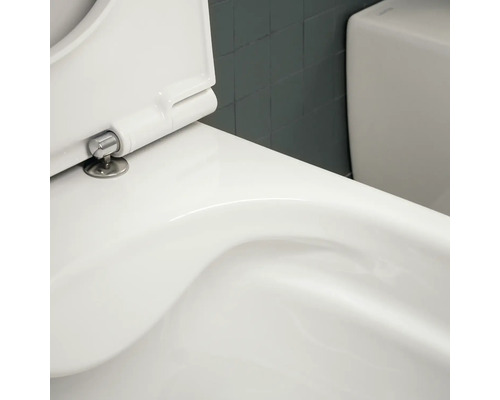 Detailansicht einer weißen Toilette mit Toilettendeckel