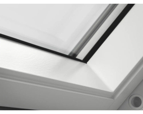 Detailansicht eines Dachfensters mit weißem Rahmen