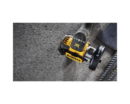 Meuleuse à métaux sans fil Dewalt sur sol en béton