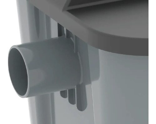 Vue détaillée d''un réservoir d''eaux usées gris avec raccord