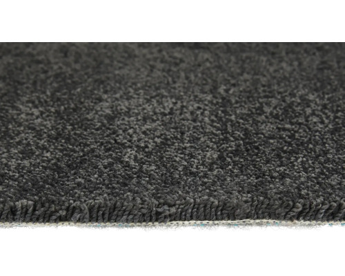 Detailansicht eines grauen Teppichs mit hohem Flor