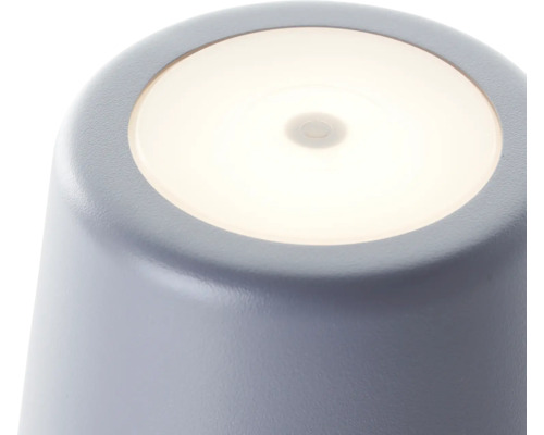 Gros plan d''une lampe de table grise avec lumière allumée