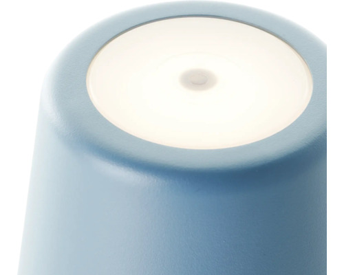 Nahaufnahme einer blauen Tischleuchte mit eingeschaltetem Licht