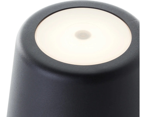 Nahaufnahme einer schwarzen Tischleuchte mit hellem Licht