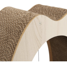 Vue détaillée d''un meuble à gratter en carton et en bois
