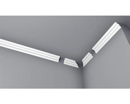 Eckmontage von Zierleisten an Decke und Wand