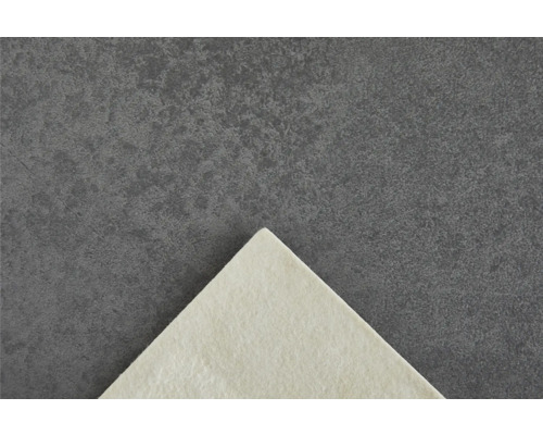 Découpe d''un papier peint intissé sur fond sombre