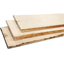 Trois planches de bois brutes