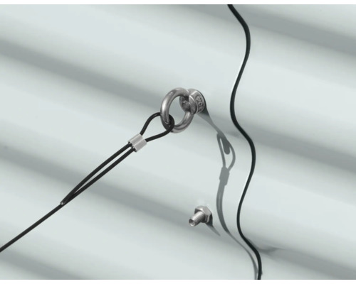 Detailaufnahme eines Rings mit Seilbefestigung an einer Wand