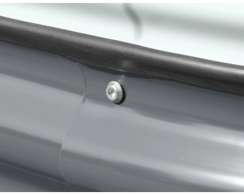 Detailansicht einer Schraube an einem grauen Bauteil mit Gummidichtung