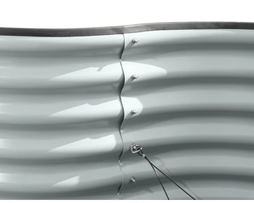 Detailansicht eines Hochbeets aus Metall mit Schrauben