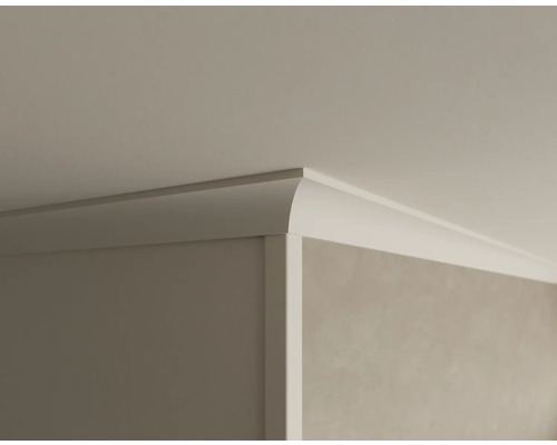 Gros plan d''une moulure de plafond blanche sur un mur