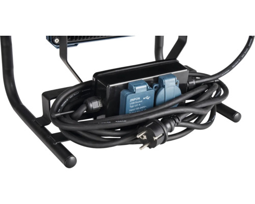 Gros plan d''un câble d''alimentation noir pour projecteur de chantier avec connexion USB