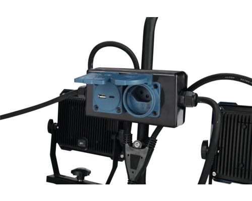 Gros plan d''un boîtier de distribution avec connexion USB et prise