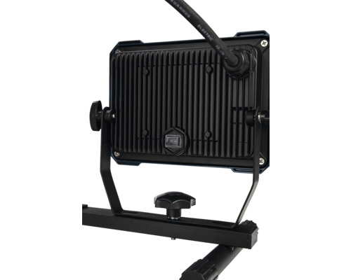 Arrière d''un projecteur LED avec ailettes de refroidissement, interrupteur et trépied