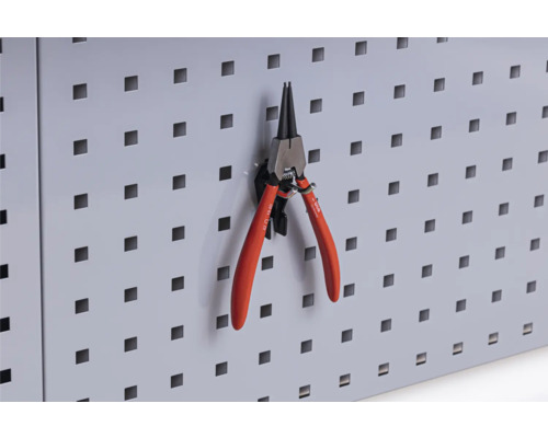 Pince à circlips sur un panneau perforé