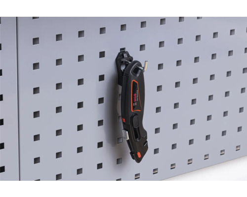 Panneau perforé avec un cutter pour les besoins de l''atelier