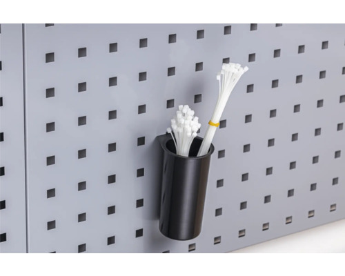 Panneau perforé avec serre-câbles dans un récipient