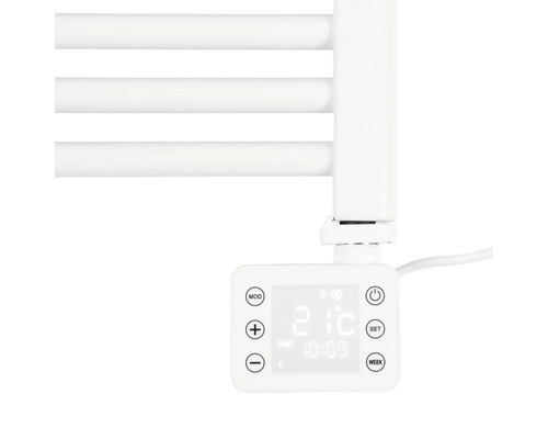 Gros plan d''un radiateur blanc avec panneau de commande numérique pour le réglage de la température