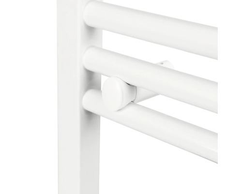 Gros plan d''un radiateur de salle de bains avec des tubes de chauffage ronds