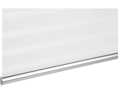 Detailansicht einer weissen Fensterjalousie mit Metallschiene