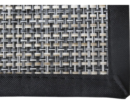 Detailansicht eines Tischsets mit geflochtenem Muster und schwarzem Rand