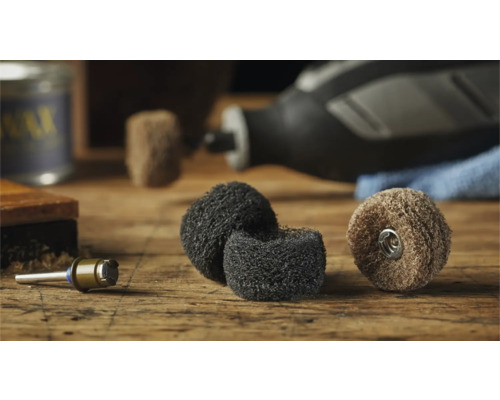 Embouts de polissage pour outils multifonctions sur une table en bois