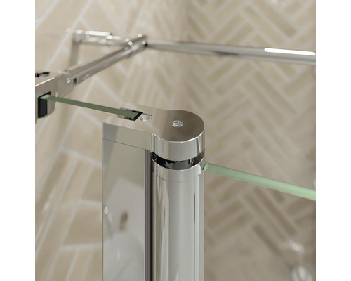 Vue détaillée d''une cabine de douche avec des ferrures chromées et du verre