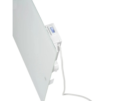 Gros plan d''un panneau chauffant avec interrupteur et câble