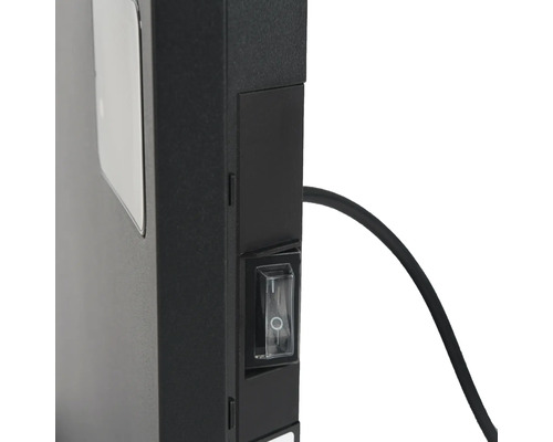 Detailansicht einer Geräterückseite mit Schalter und Kabel