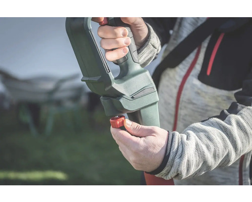 Gros plan d''une personne utilisant un outil de jardin avec une poignée réglable