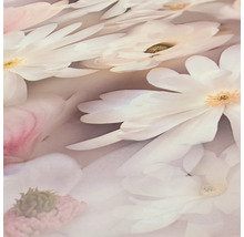 Nahaufnahme eines Tapetenmusters mit Blütenmotiven.