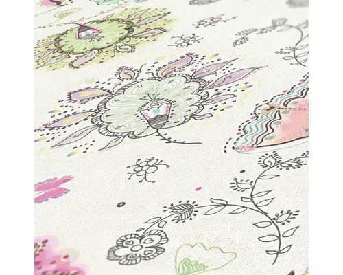 Gros plan d''un papier peint avec motif floral