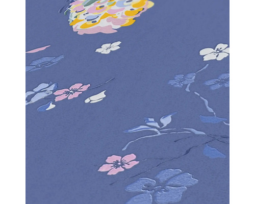 Gros plan d''un papier peint bleu à motifs floraux