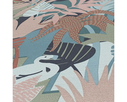 Gros plan d''un papier peint avec un motif de plantes tropicales