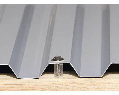 Gros plan d''une plaque profilée avec vis de fixation sur un support en bois