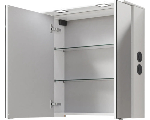 Geöffneter Spiegelschrank mit Glasablagen und Beleuchtung