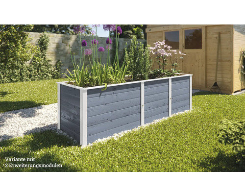 Jardinière en bois avec plantes dans le jardin