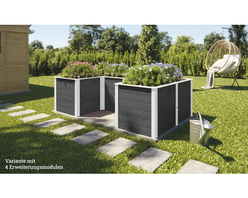 Vue de jardin avec deux parterres de fleurs en bois avec des bordures blanches, des plantes et un chemin de dalles en pierre.