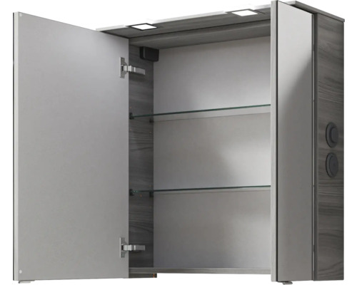 Geöffneter Spiegelschrank mit Regalböden