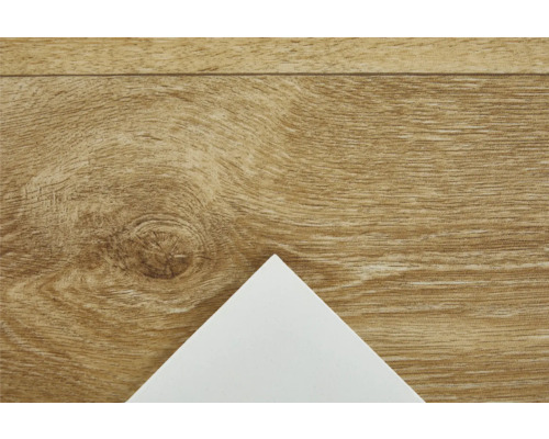 Plancher en bois avec décor en bois clair et coin blanc