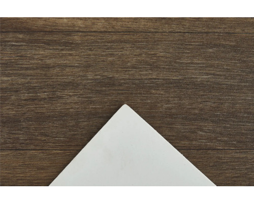 Coin blanc sur fond en bois brun