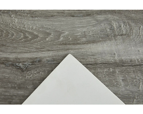 Weisse Keramikfliese auf Holzuntergrund