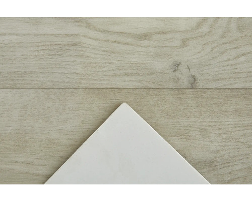 Nahaufnahme einer Fliese auf Holzboden