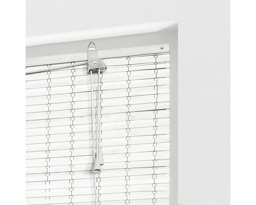 Detailaufnahme einer Jalousie vor einem Fenster