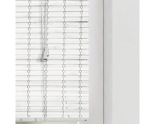 Weisse Bambusjalousie am Fenster