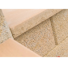Gros plan sur des blocs de béton cellulaire
