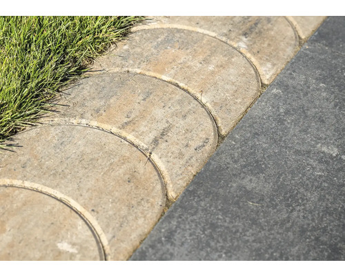 Gartenweg mit Rasen und Pflastersteinen