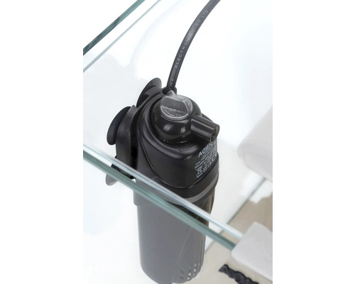 Filtre d''aquarium interne dans l''aquarium