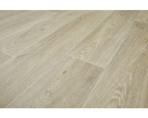 Nahaufnahme von hellem Laminatboden mit Holzoptik